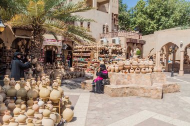 Nizwa, Umman - 3 Mart 2017: Nizwa, Umman'daki Souq'taki çömlekçilik dükkanları