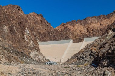 Umman Muscat'ın Muttrah semtinde dammed wadi
