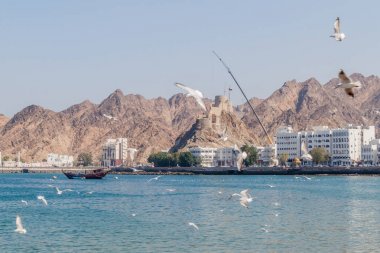 Mutrah Fort ile Mutrah Corniche'in Muscat, Umman'daki görünümü