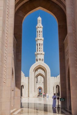 Muscat, Umman - 22 Şubat 2017: Umman Muscat'taki Sultan Qaboos Ulu Camii Minaresi