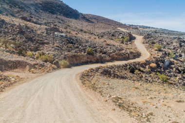 Hajar Dağları'nda Wadi Ghul'a asfaltsız yol, Umman