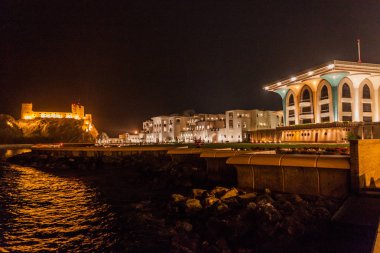 Umman Muscat'taki Al Jalali Fort, Waljat hastanesi ve Al Alam sarayının (Sultan Qaboos'un tören sarayı) gece manzarası