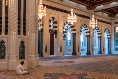 Muscat, Umman - 22 Şubat 2017: Umman Muscat'taki Sultan Qaboos Ulu Camii'nin yerel adamı