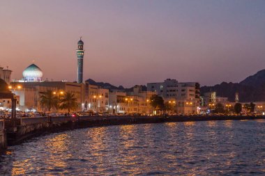 Muscat, Umman'da Mutrah Corniche'in gece manzarası