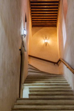 Jabrin, Umman - 2 Mart 2017: Jabrin Kalesi'ndeki merdiven, Umman