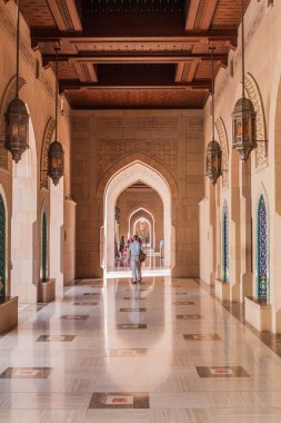 Muscat, Umman - 22 Şubat 2017: Umman Muscat'taki Sultan Qaboos Ulu Camii'nin Yolu