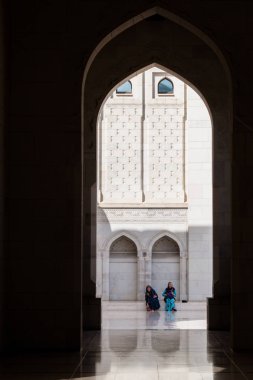 Muscat, Umman - 22 Şubat 2017: Umman Muscat'taki Sultan Qaboos Ulu Camii'nin Ziyaretçileri
