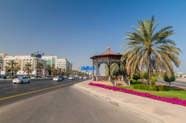 Muscat, Umman - 22 Şubat 2017: Muscat, Umman'da Sultan Qaboos caddesinde trafik