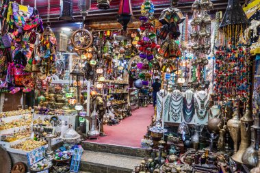 Muscat, Umman - 22 Şubat 2017: Umman,Muscat'ta Muttrah souq'da alışveriş yapın