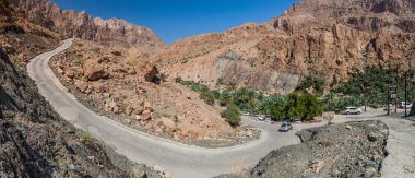 Wadi Tiwi, Umman'da dik yol
