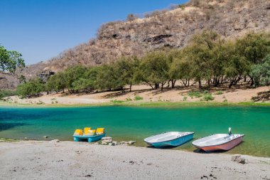 Salalah yakınlarındaki Wadi Dharbat küçük bir gölde Tekneler, Umman.