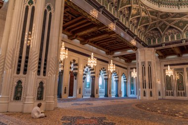 Muscat, Umman - 22 Şubat 2017: Umman Muscat'taki Sultan Qaboos Ulu Camii'nin yerel adamı