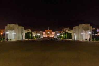 Umman,Muscat'taki Al Alam sarayının önündeki Sütunlu'nun görünümü