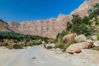 Wadi Tiwi vadisinde Yol, Umman