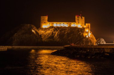 Umman'ın Muscat kentinde Al Jalali Fort'un gece manzarası