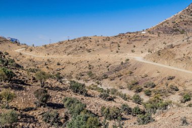 Hajar Dağları'nda Wadi Ghul'a asfaltsız yol, Umman