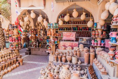 Nizwa, Umman - 3 Mart 2017: Nizwa, Umman'daki Souq'ta çömlekçilik mağazası