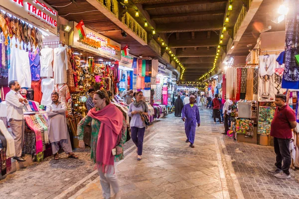 Muscat, Umman - 22 Şubat 2017: Umman Umman'da Muttrah souq'da alışveriş yapanlar