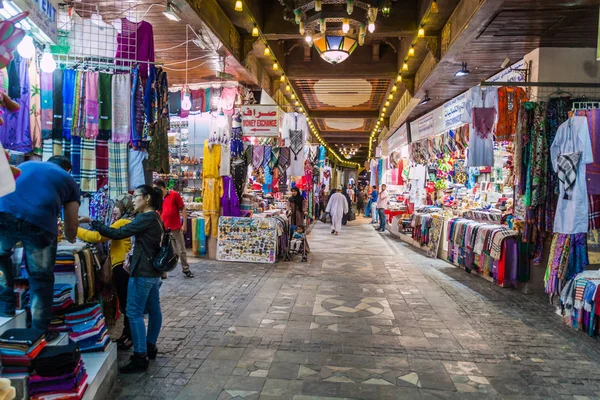 무스카트 2017년 22일 무스카트의 무트라 수크에서 쇼핑하는 사람들 — 스톡 사진