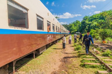 Gökteik, Myanmar - 30 Kasım 2016: Gokteik (Gök Teik) viyadüğü yakınlarındaki yerel bir istasyonda tren, Myanmar