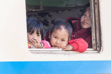 Gökteik, Myanmar - 30 Kasım 2016: Gökteik (Gök Teik) viyadüğü yakınlarında trende çocuklar, Myanmar