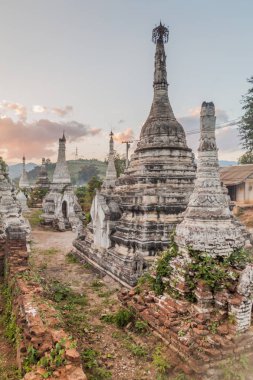 Hsipaw, Myanmar Myauk Myo mahallesinde eski beyaz stupas