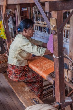 Inle, Myanmar - 28 Kasım 2016: Myat Pwint Chel dokuma atölyesi Inn Paw Khone köyünde, Inle gölünde işçi, Myanmar