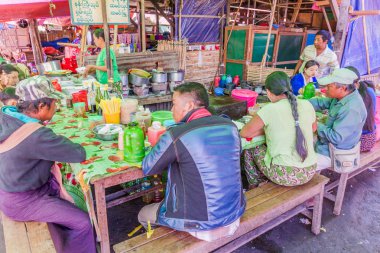 Nyaung Shwe, Myanmar - 27 Kasım 2016: Inle gölü yakınlarındaki Nyaung Shwe kasabasındaki Mingala pazarında eatery, Myanmar
