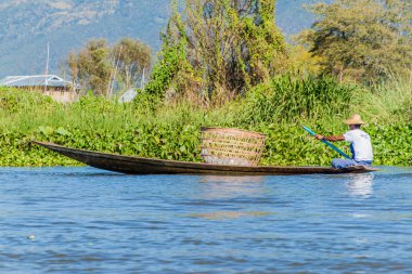 Inle, Myanmar - 26 Kasım 2016: Inle gölünde teknede bulunan yerel adam, Myanmar