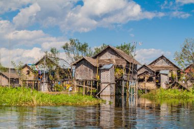 Inle gölünde Inn Paw Khone köyüsünün Stilt evleri, Myanmar