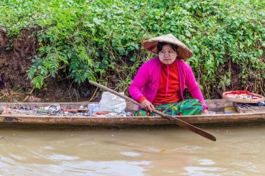Inle, Myanmar - 28 Kasım 2016: Inle gölünde bir teknede hediyelik eşya satıcısı, Myanmar
