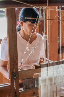 Inle, Myanmar - 28 Kasım 2016: Myat Pwint Chel dokuma atölyesi Inn Paw Khone köyünde, Inle gölünde işçi, Myanmar