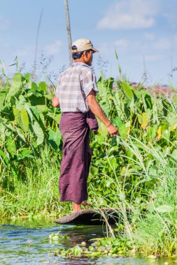 Inle, Myanmar - 28 Kasım 2016: Inle gölünde teknede bulunan yerel adam, Myanmar