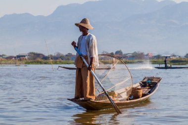 Inle, Myanmar - 28 Kasım 2016: Inle gölündeki yerel balıkçılar el yapımı ağla geleneksel bir şekilde balık avla.