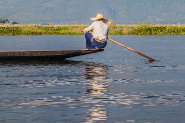 Inle, Myanmar - 28 Kasım 2016: Inle gölünde yerel balıkçı, Myanmar