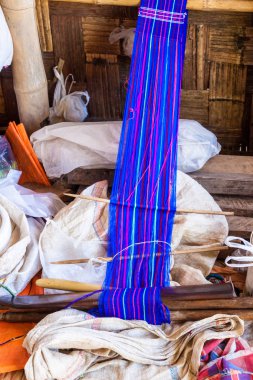 Kalaw ve Inle, Myanmar arasındaki bölgede bir köy evinde basit dokuma tezgahı