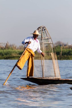 Inle, Myanmar - 28 Kasım 2016: Inle gölündeki yerel balıkçılar el yapımı ağla geleneksel bir şekilde balık avla.