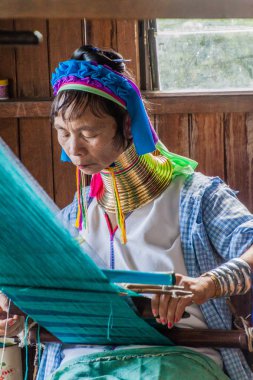 Inle, Myanmar - 28 Kasım 2016: Kayan uzun boyunlu kadın Inle gölünde bir atölyede kumaş dikir, Myanmar