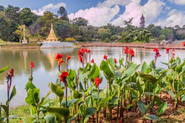Pyin Oo Lwin, Myanmar - 29 Kasım 2016: Pyin Oo Lwin, Myanmar'daki Ulusal Kandawgyi Botanik bahçelerinde çiçekler ve göl