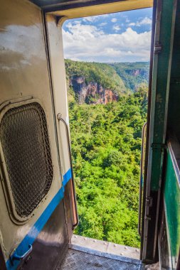Mandalay demiryolu hattı üzerinde Gökteik (Gok Teik) viyadüğü geçen bir trenin kapısından görünümü - Hsipaw, Myanmar