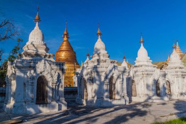 Mandalay, Myanmar 'daki Kuthodaw pagoda' nın etrafındaki beyaz aptallar