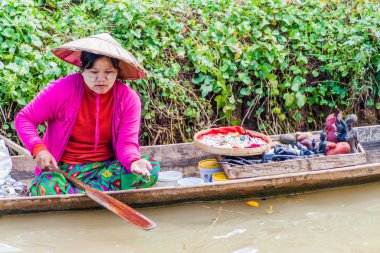 Inle, Myanmar - 28 Kasım 2016: Inle gölünde bir teknede hediyelik eşya satıcısı, Myanmar