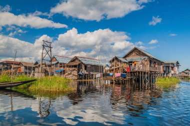 Inle gölünde Inn Paw Khone köyüsünün Stilt evleri, Myanmar