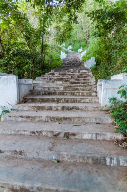 Inle gölü yakınlarındaki bir tapınağa giden merdivenler, Myanmar