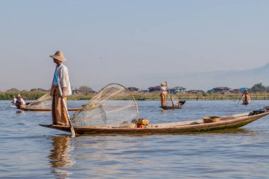 Inle, Myanmar - 28 Kasım 2016: Inle gölündeki yerel balıkçılar geleneksel olarak el yapımı ağla balık avlarlar.