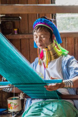 Inle, Myanmar - 28 Kasım 2016: Kayan uzun boyunlu kadın Inle gölünde bir atölyede kumaş dikir, Myanmar
