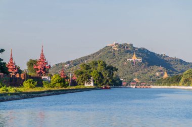 Mandalay Kalesi'nin hendek, köprü, duvar ve kuleleri, arka planda Mandalay tepesi, Myanmar