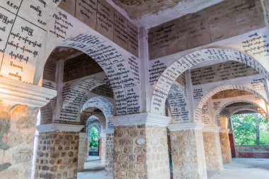 Mandalay, Myanmar - 3 Aralık 2016: Myanmar'ın Mandalay tepesindeki Myatsawnyinaung Ordination salonunda yazıtlı kemerler