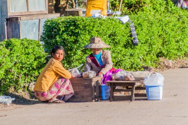 Kalaw, Myanmar - 24 Kasım 2016: Myanmar'ın Kalaw kasabası yakınlarındaki kırsal bir tren istasyonunda küçük tezgah