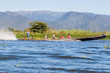Inle, Myanmar - 26 Kasım 2016: Inle gölünde teknede turistler, Myanmar